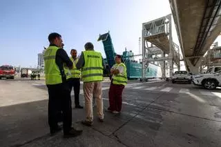 Imágenes de la primera jornada del traslado de residuos de Ibiza a Mallorca