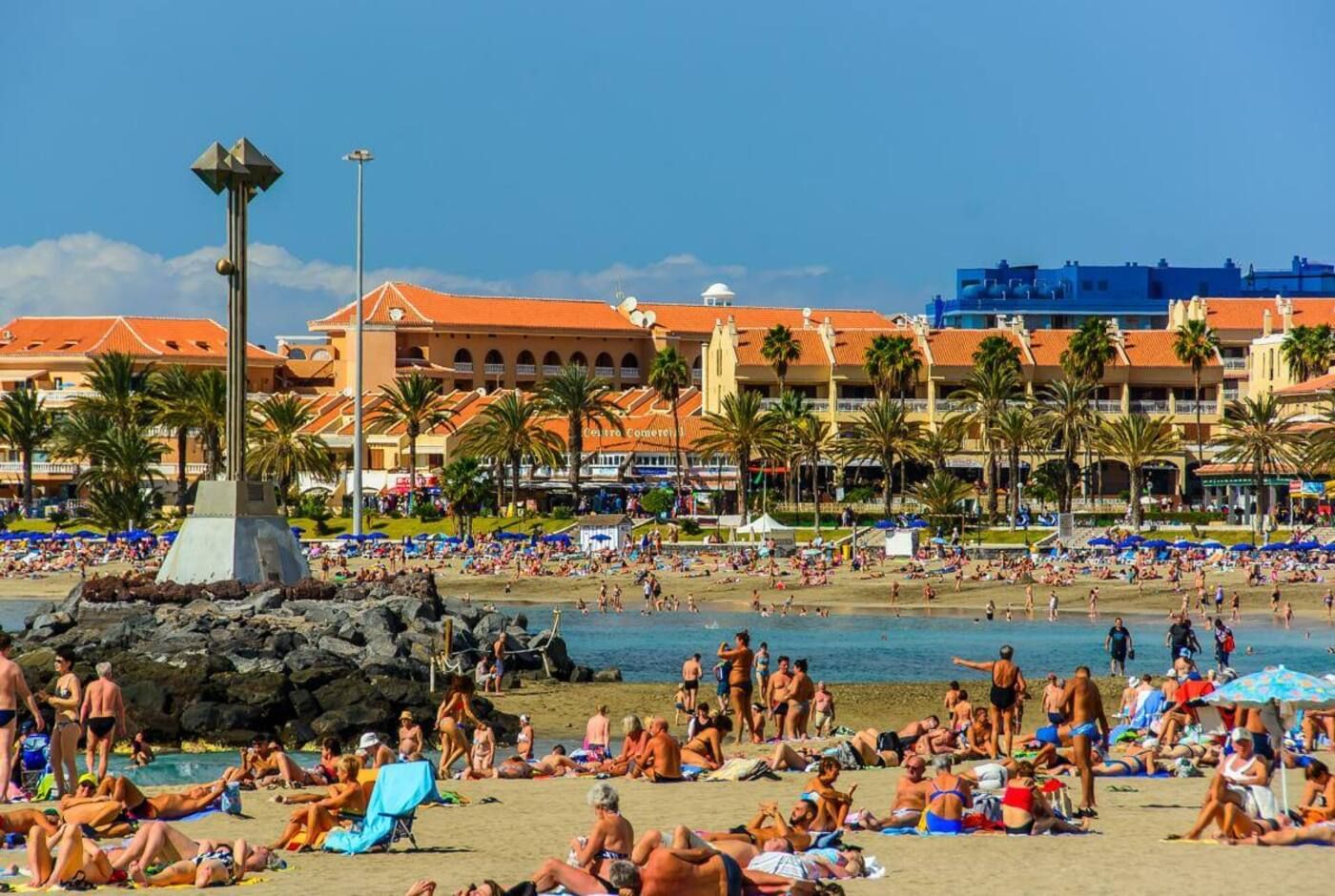 Playa de Los Cristianos, en el sur de Tenerife.jpg