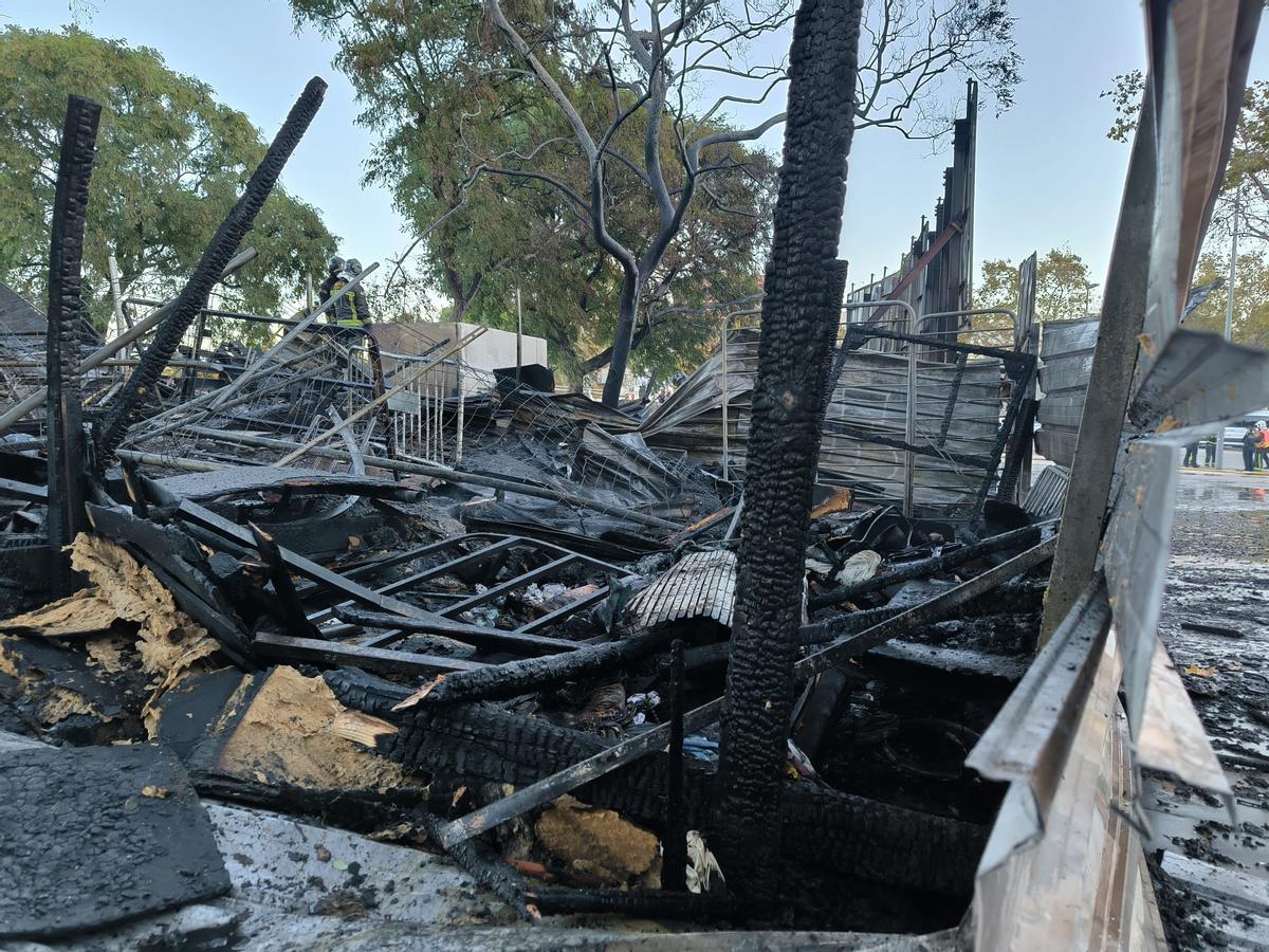 Incendio en un asentamiento de barracas en la calle de Bac de Roda de Barcelona