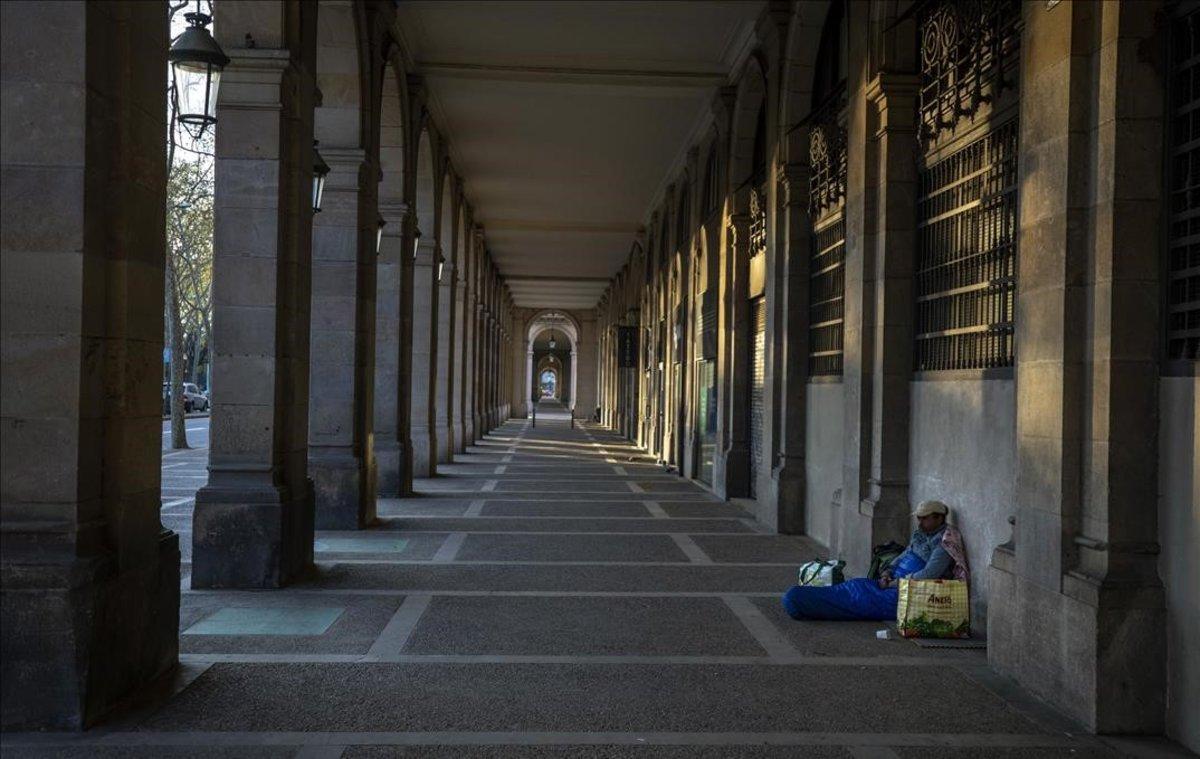 Riccardo, 32 años. ’Pensé que lo había visto todo durante todos estos años durmiendo en la calle, pero no. El silencio en la calle todo el día me asusta más que el virus’, explica.