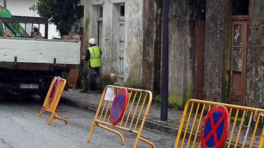 Vallas, ayer, para impedir el aparcamiento junto a los inmuebles. // Bernabé/J.Carlos Asorey