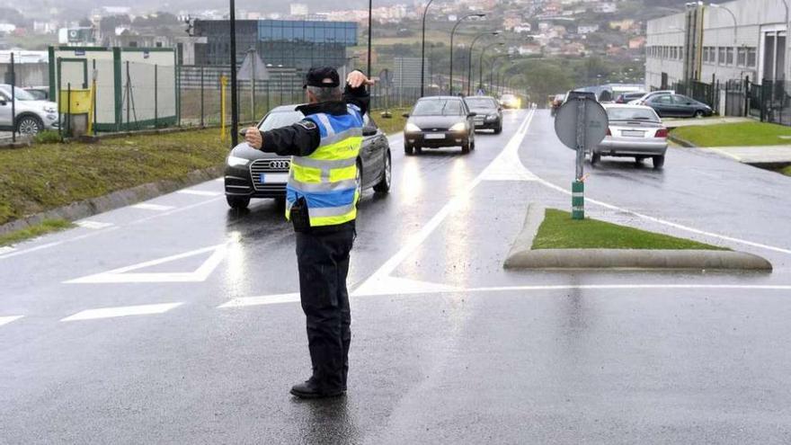 Un policía regula el tráfico en la avenida de la Diputación durante la puesta en marcha del dispositivo.