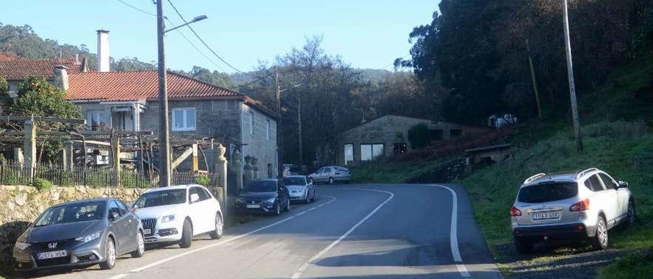 Coches aparcados ayer en un tramo de la carretera de Cobas, capital arousana de los &quot;furanchos&quot;. // N.P.