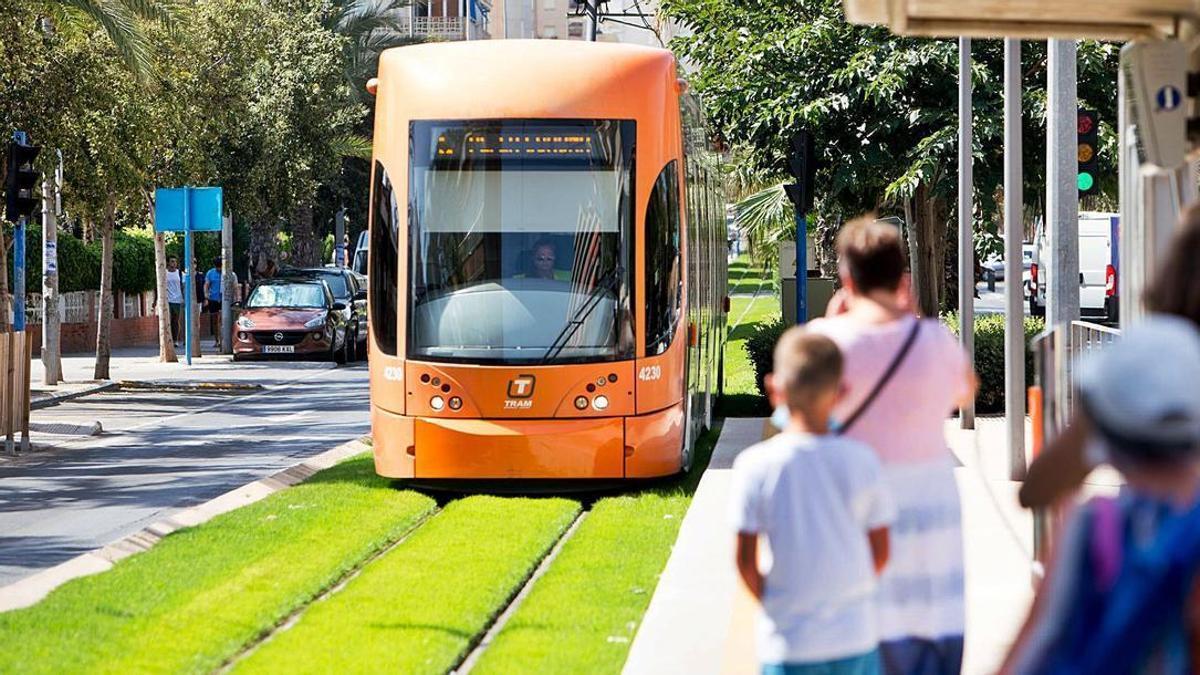 Pasajeros  del TRAM se disponen a coger un tranvía ayer en la zona de playas de Alicante.