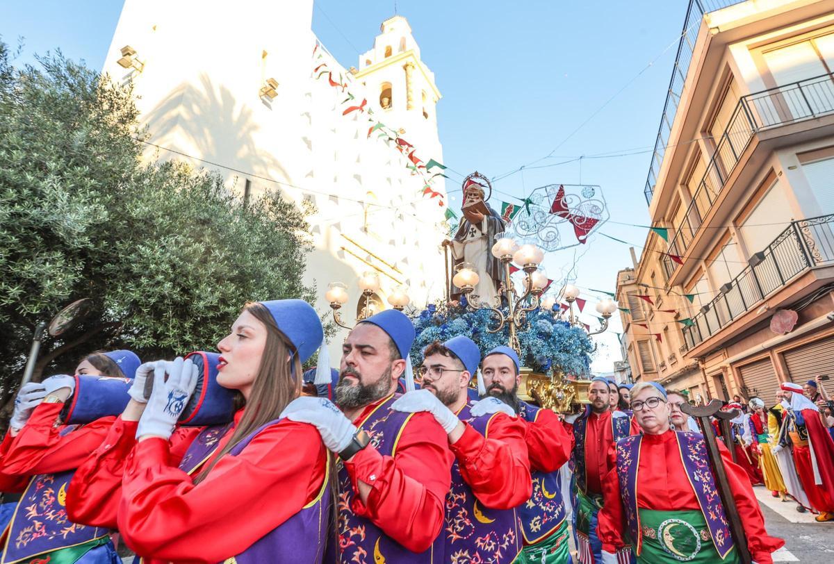Así ha sido la procesión y traslado de San Antón a su ermita, último acto de las fiestas de Elda