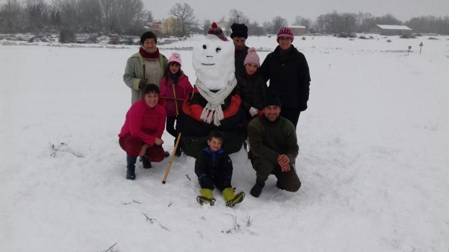 Niños y vecinos de Tola hacen un muñeco de nieve