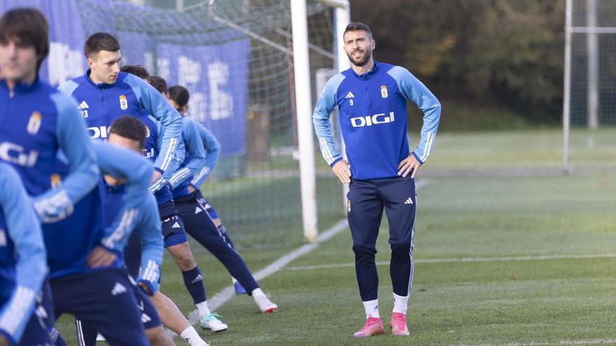 Borja Bastón, durante el entrenamiento de ayer del Oviedo en El Requexón. | Miki López