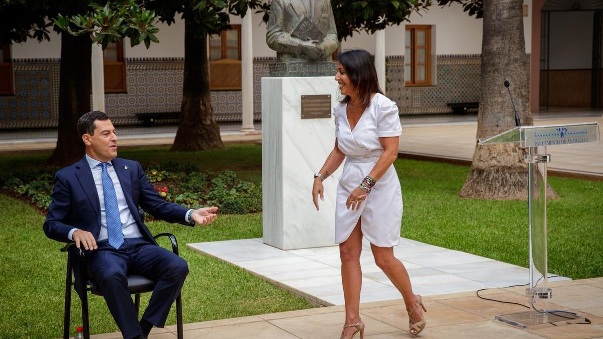 El presidente andaluz Juanma Moreno, junto a la expresidenta del Parlamento de Andalucía, Marta Bosquet, en el tributo a Blas Infante.