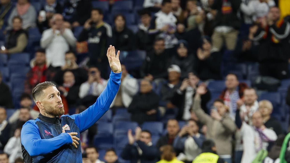 Sergio Ramos agradece los aplausos en el Bernabéu