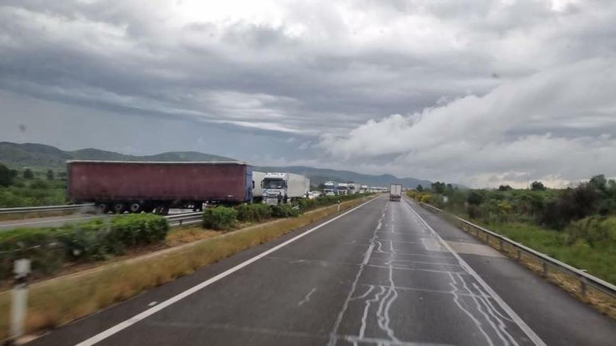 El camión accidentado, cortando la circulación de la AP-7.