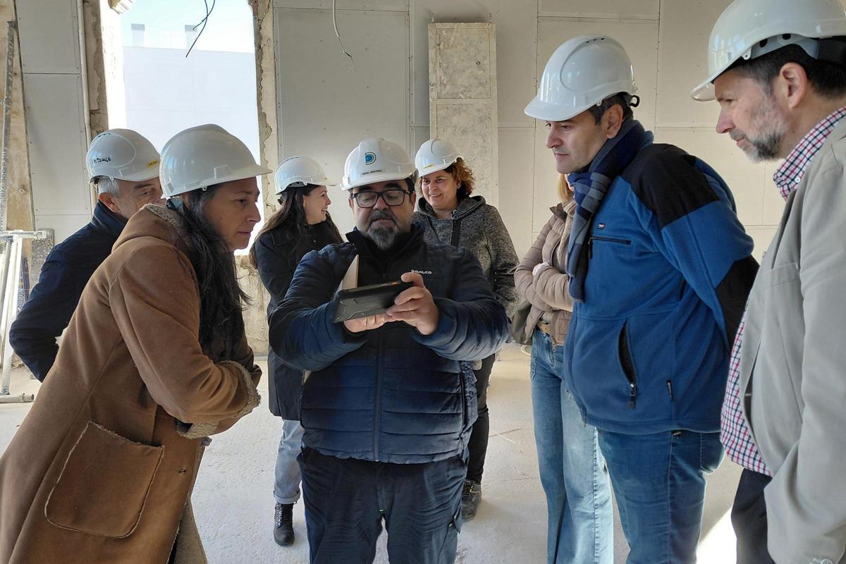 Visita de la corporación municipal a las obras de Villa Amparo.