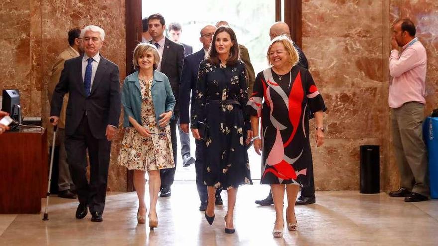 la reina Letizia y Rosa Menéndez. // Efe