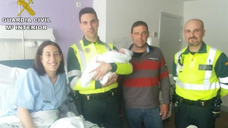 Los agentes, con el bebé y sus padres en el hospital.