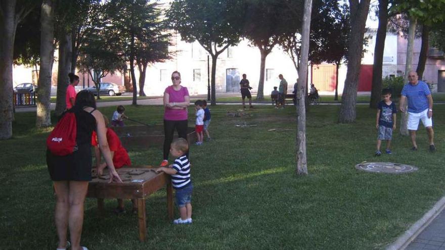 Niños y mayores comparten juegos de madera