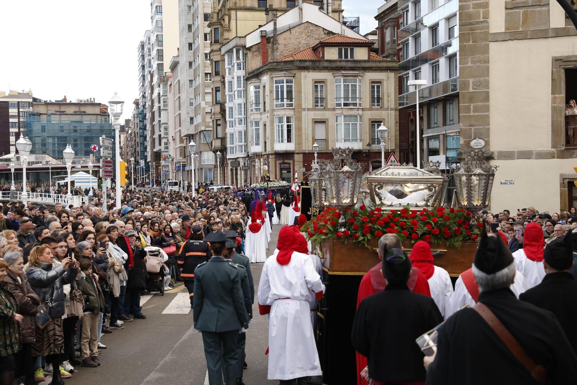 La procesión del Viernes Santo en Gijón, en imágenes