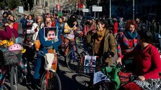 Unas 40 payasas organizan una 'bicicletada' en Barcelona por el asesinato de una compañera en Brasil
