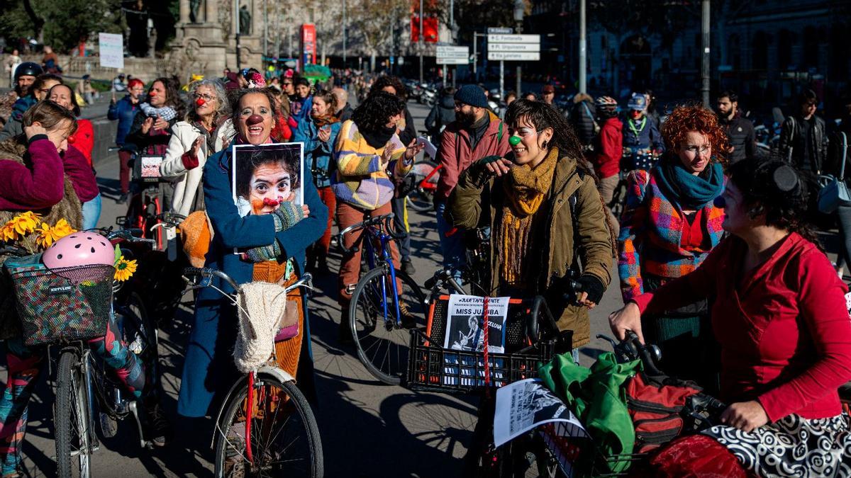 Payasas durante la manifestación de esta mañana en Barcelona