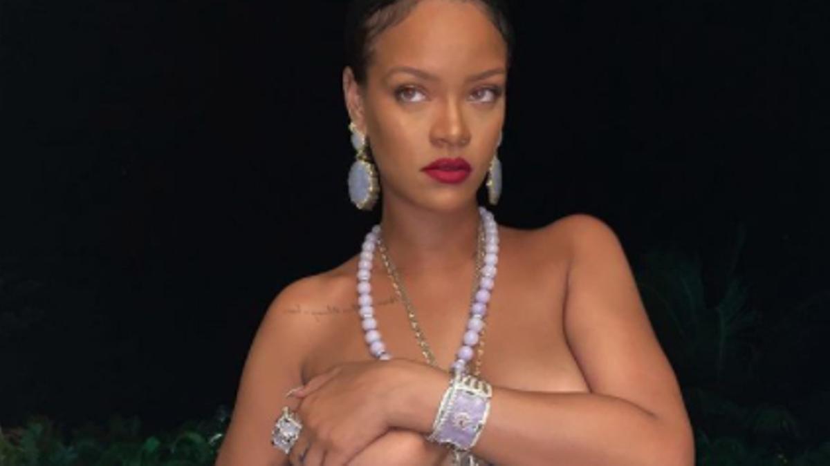 Rihanna, solo con collar y bóxer