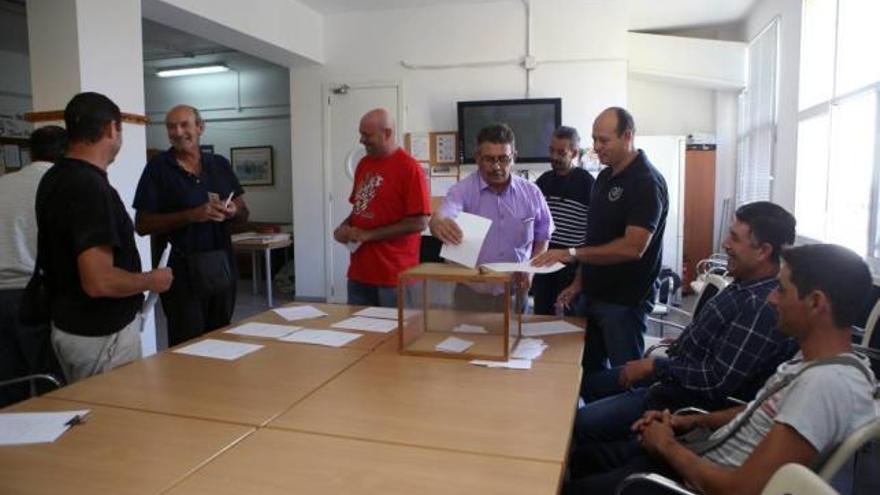 El patrón mayor de la cofradía de pescadores de Palma, Rafael Mas, deposita su voto en la urna.