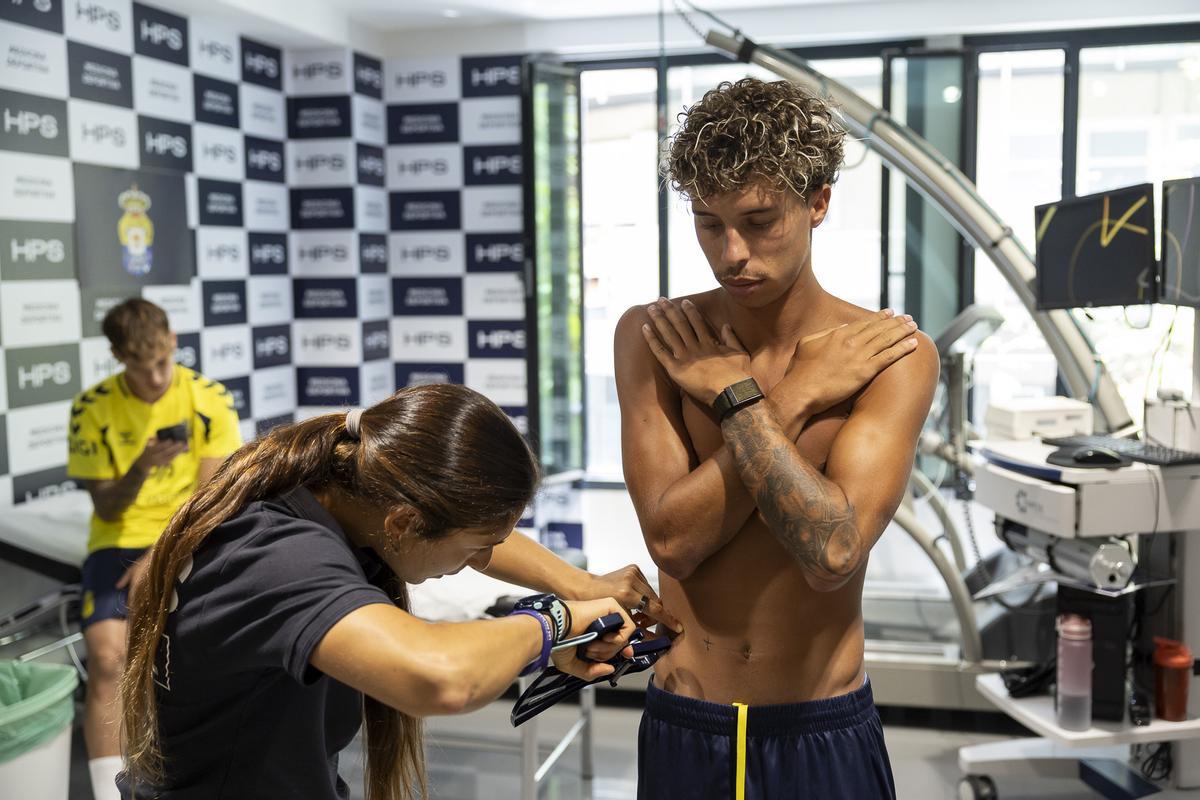 Reconocimiento médico de jugadores de la UD Las Palmas en el Hospital Perpetuo Socorro