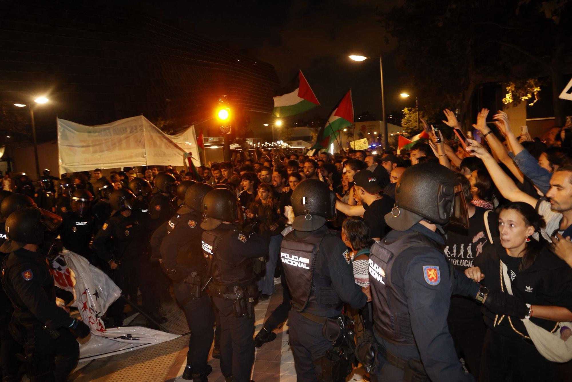 Enfrentamientos entre policía y manifestantes ante un Roig Arena blindado