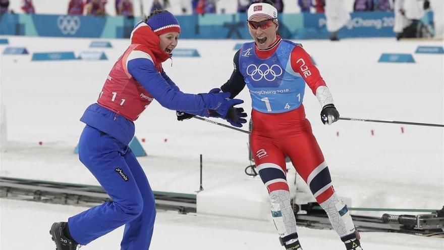 Bjoergen iguala el récord de 13 medallas de Bjoerndalen