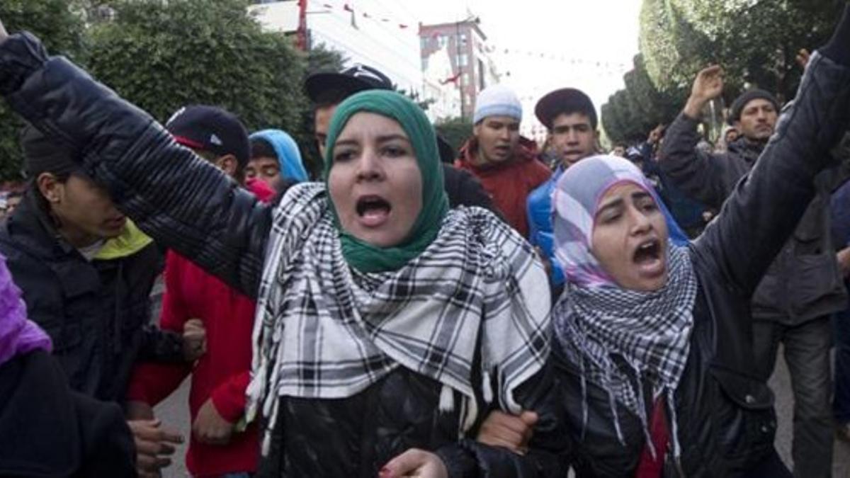 Dos mujeres gritan consignas contra el Gobierno en una concentración frente al Ministerio del Interior, este jueves en Túnez.