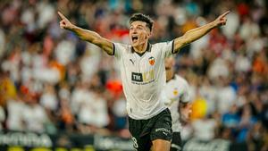 Pepelu celebra su primer gol con el Valencia