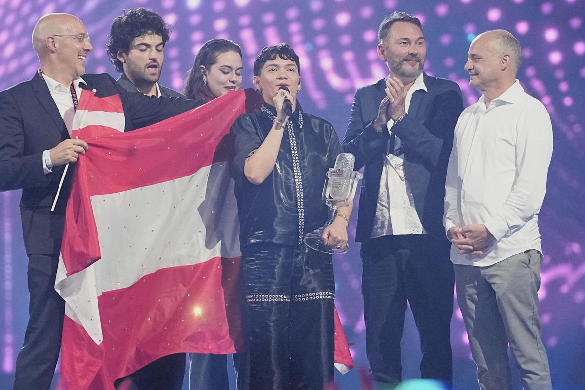 Sergio Jaén celebra la victoria junto al resto del equipo artístico de Austria