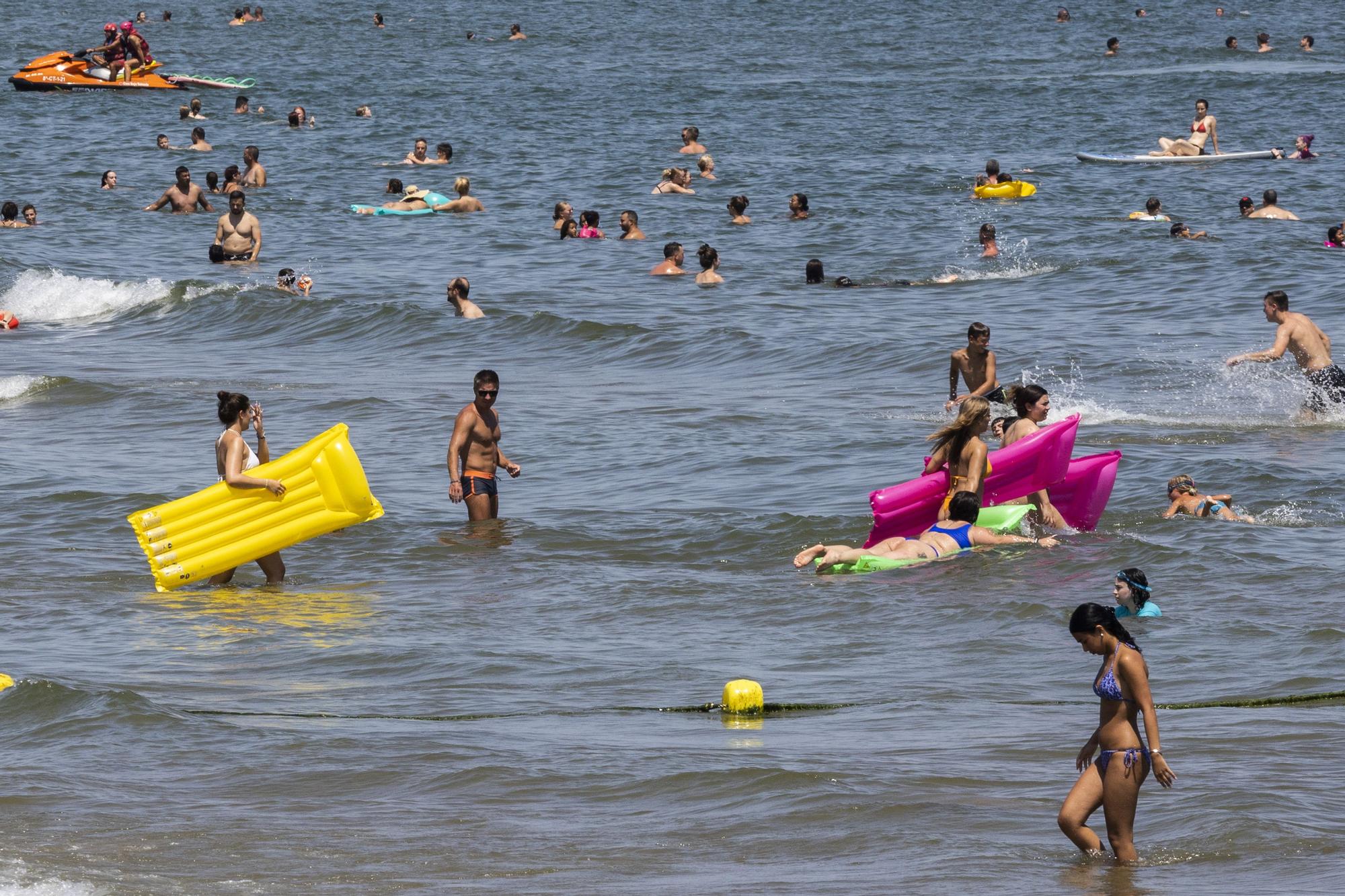 Playas hasta la bandera en pleno agosto