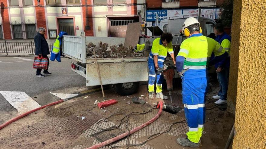 La reparación de una avería obliga a cortar el agua en varias calles del barrio de Pumarín