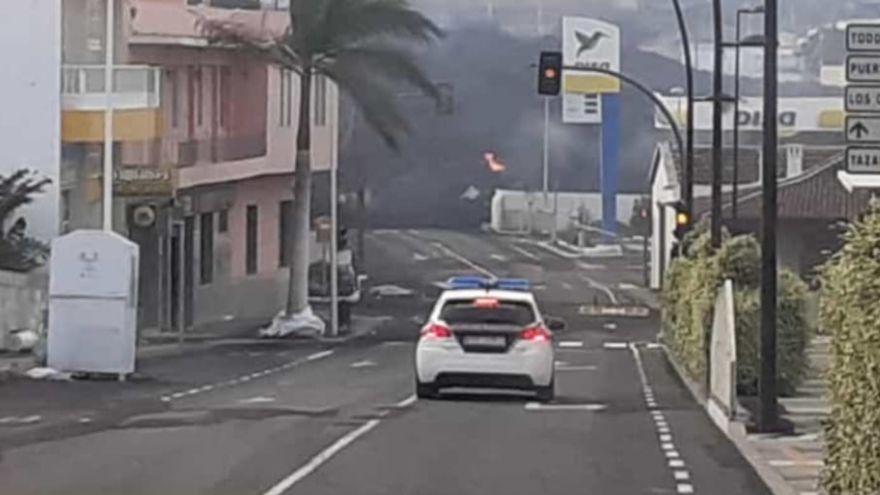 Vecinos desalojados observan su casa a punto de ser engullida