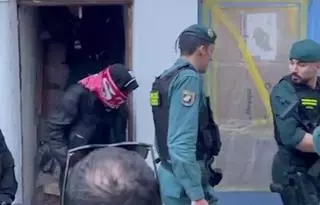 El okupa de Sant Antoni abandona la vivienda custodiado por la Guardia Civil