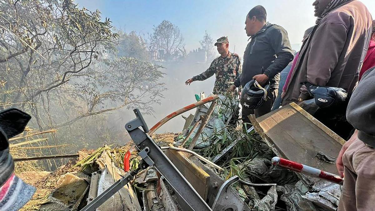 Rescatistas en el lugar del accidente aéreo en Pokhara (Nepal), el 15 de enero de 2023.