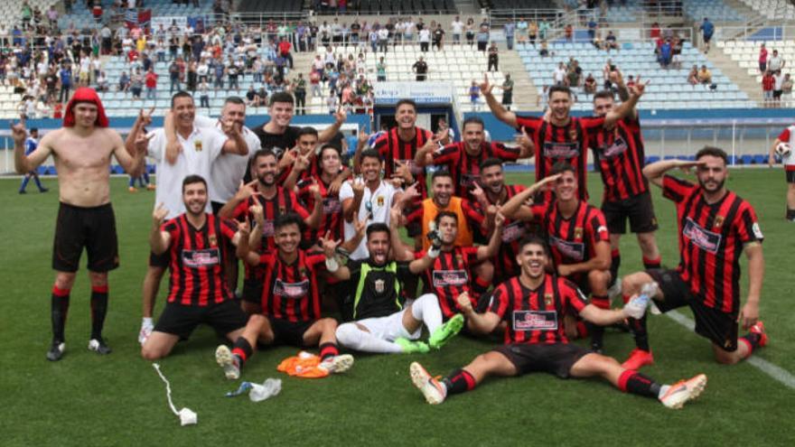 Los jugadores del Unión Viera celebran el pase a la final de la fase de ascenso en el Artés Carrasco de Lorca, el domingo.