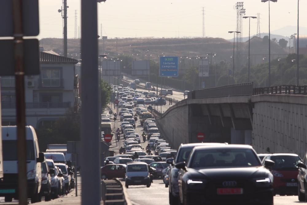 La vía que accede a Málaga capital junto al campus universitaria tenía que ser cortada a la altura del Polígono Alameda por el choque de varios turismos que no dejó heridos de consideración