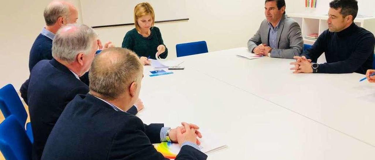 Reunión entre los representantes de la Mancomunidade y Nava Castro. // FDV