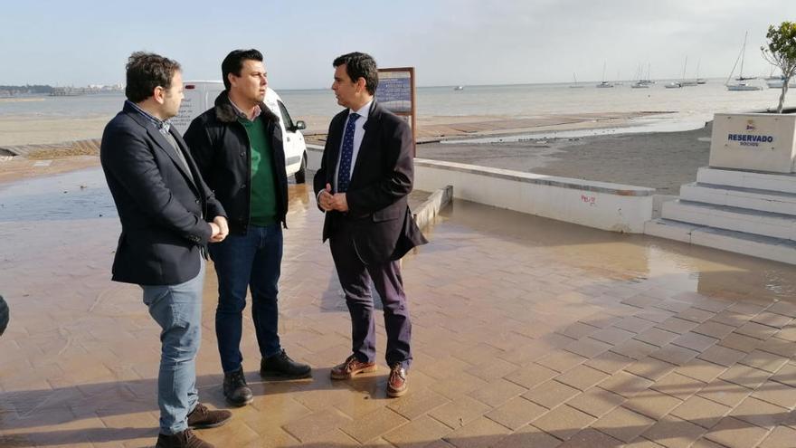 El consejero José Ramón Díez de Revenga y el alcalde José Miguel Luengo antes del inicio de la quinta reunión del Panel de Expertos para prevenir las inundaciones en la Región de Murcia, que hoy se ha reunido en el municipio de San Javier.