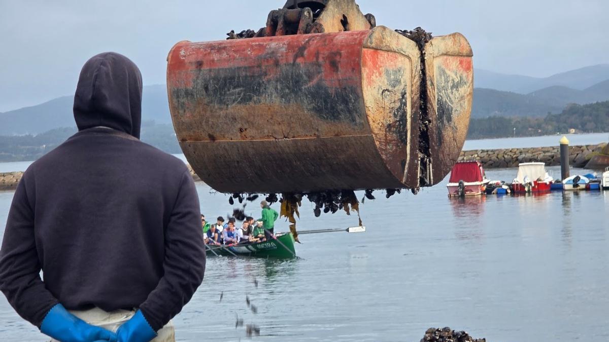 Los bateeiros, cada vez más preocupados, intentan seguir remando