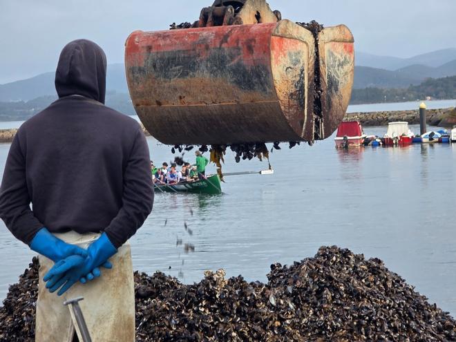 Los bateeiros, cada vez más preocupados, intentan seguir remando