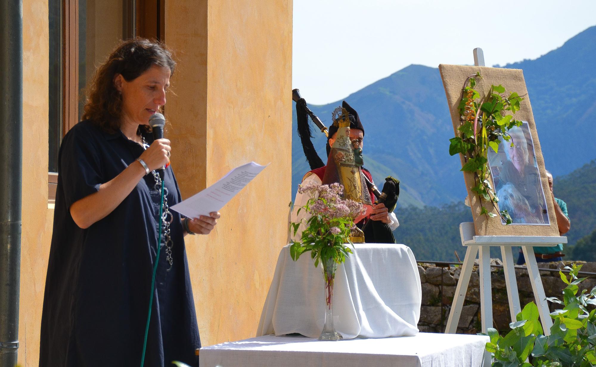 Patricia Toyos durante la presentación de los actos en el homenaje de la tertulia &quot;El Garabato&quot; a Menchu Álvarez del Valle.