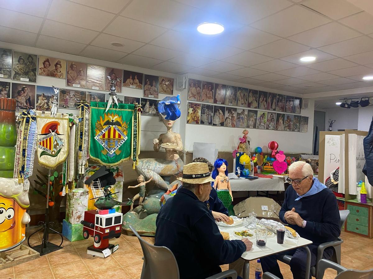 Los ninots aguardan en el casal 'del Poble' este sábado para ser plantados.