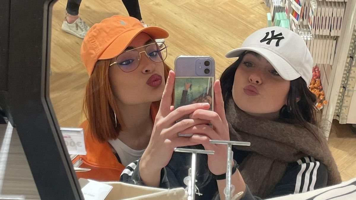 Imagen de Violeta y Chiara de OT en una tienda compartida en sus redes sociales