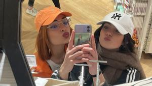 Imagen de Violeta y Chiara de OT en una tienda compartida por la propia Kiki en sus redes sociales