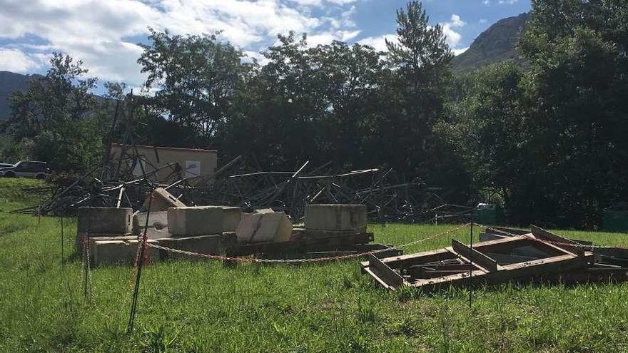 Los restos de la torre eléctrica desmantelada en Llorío.