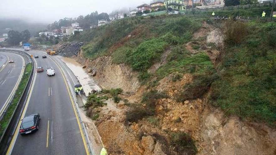 El desbordamiento del río Maceiras anega decenas de comercios y garajes en Redondela