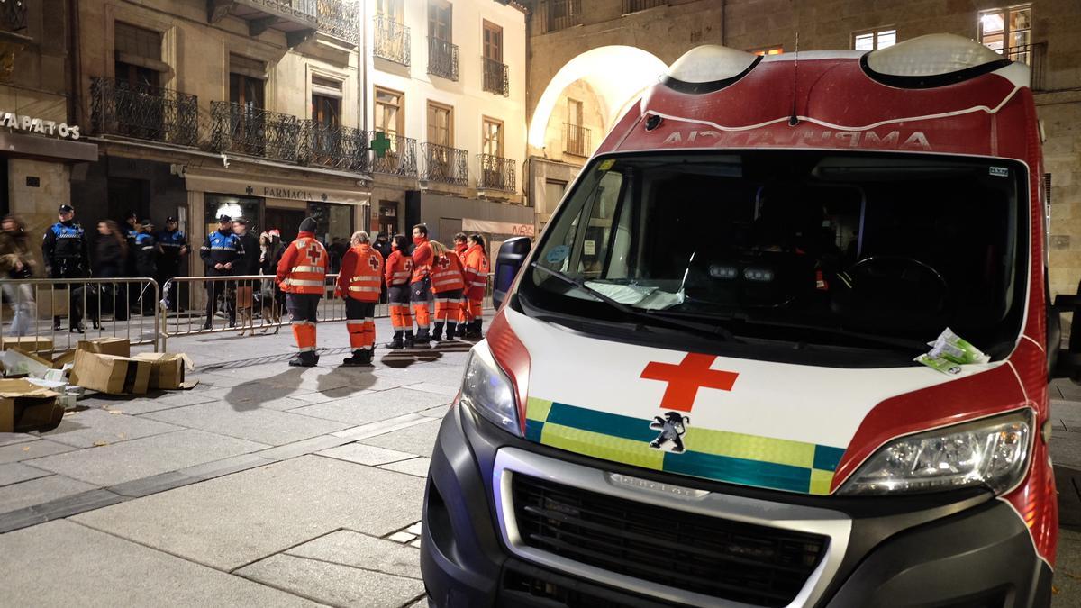Una ambulancia en la Nochevieja Universitaria de Salamanca.