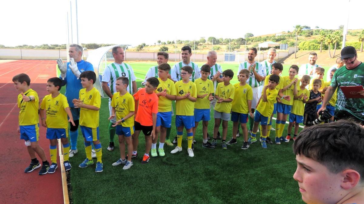 Alumnos de la Escuela Municipal de Fútbol con veteranos del Real Betis Balompié