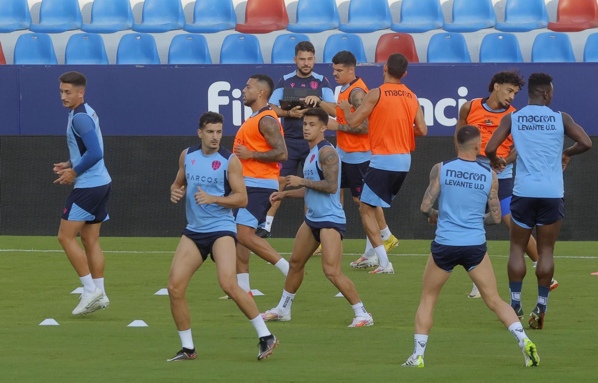 Entrenamiento del Levante UD previo al encuentro frente al Racing de Ferrol