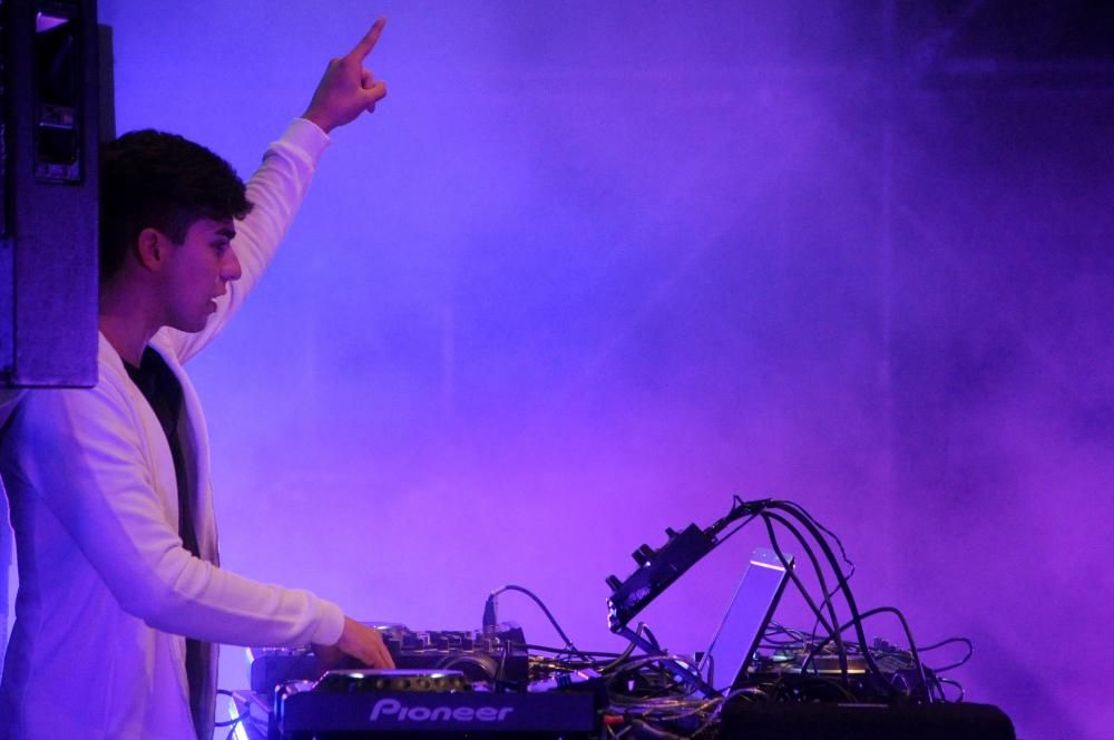 El productor y músico madrileño Carlos Jean hace bailar al parque de A Xunqueira en una noche desenfrenada dedicada a la música electrónica dentro del programa de las Fiestas de San Roque